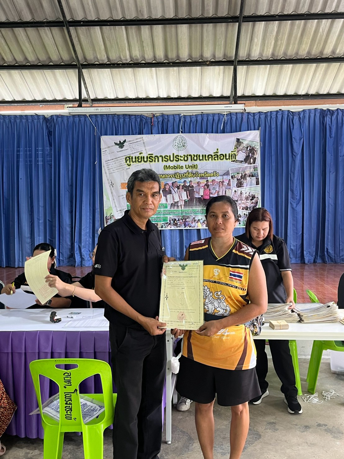 title - ปฏิรูปที่ดินจังหวัดตรัง และเจ้าหน้าที่สำนักงานการปฏิรูปที่ดินจังหวัดตรัง ออกศูนย์บริการประชาชนเคลื่อนที่ ณ ตำบลโพรงจระเข้ อำเภอย่านตาขาว